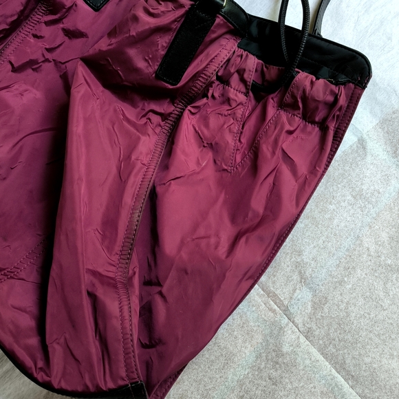 Burberry Buckleigh nylon tote bag with leather trim in dark red - Picture 6 of 15